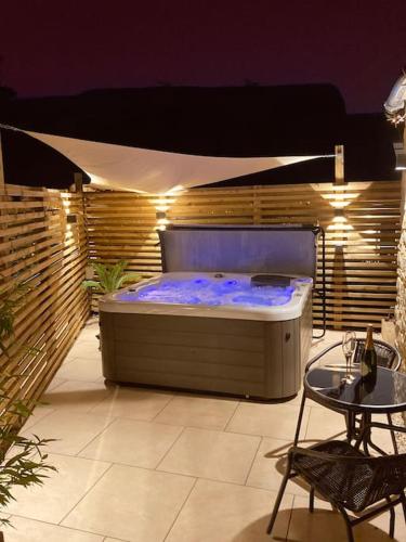 Pezsgőfürdő, Tranquil retreat with hot tub in Stoke Bruerne Pezsgőfürdő, Tranquil retreat with hot tub in Stoke Bruerne