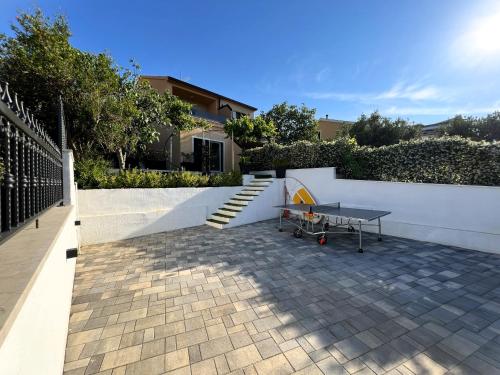 Erkély/terasz, Beach Holiday home with private jacuzzi & parking in Okrug Gornji Erkély/terasz, Beach Holiday home with private jacuzzi & parking in Okrug Gornji