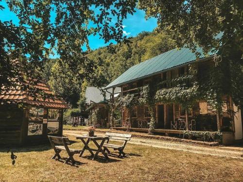 Balkon/teras, GRAB ETHNO VILLAGE AND CAMP in Pluzine Balkon/teras, GRAB ETHNO VILLAGE AND CAMP in Pluzine