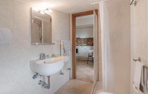 Bathroom, Cozy Apartment In Castelnuovo Di Porto in Castelnuovo Di Porto Bathroom, Cozy Apartment In Castelnuovo Di Porto in Castelnuovo Di Porto