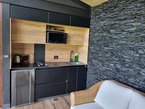 Kitchen, Maranatha. Grotto & Boutique+Hydrotherapy in Oriente Kitchen, Maranatha. Grotto & Boutique+Hydrotherapy in Oriente