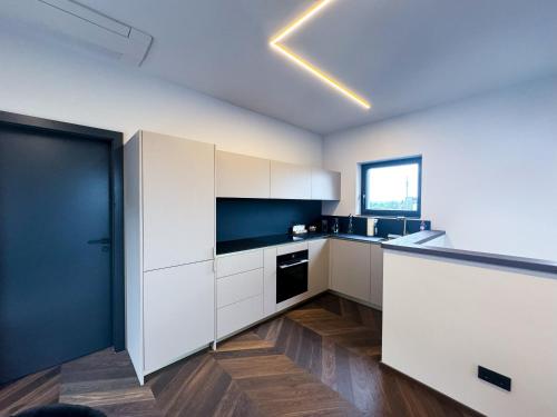Kitchen, LUXUS-PENTHOUSE mit Weitblick uber Graz in Seiersberg Kitchen, LUXUS-PENTHOUSE mit Weitblick uber Graz in Seiersberg