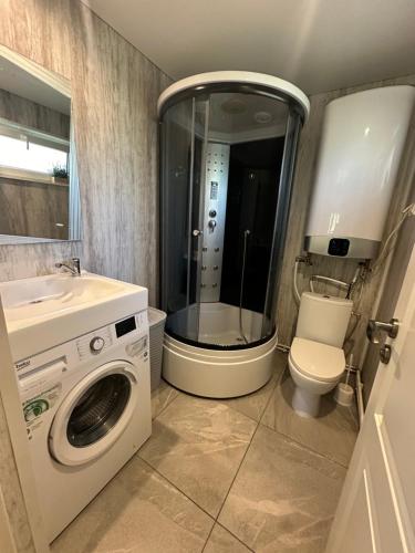 Shower, Kurumajake Peipsi jarv in Narva Shower, Kurumajake Peipsi jarv in Narva