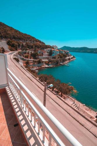 Villa Raguž sa Privatnom plažom i Garažom (Villa Raguz sa Privatnom plazom i Garazom) in Neum Villa Raguž sa Privatnom plažom i Garažom (Villa Raguz sa Privatnom plazom i Garazom) in Neum