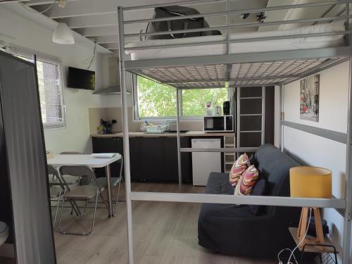 Studio meublé 1 pièce entièrement équipé sans cloisons séparatives (Studio meuble 1 piece entierement equipe sans cloisons separatives) in Saint-Fulgent Studio meublé 1 pièce entièrement équipé sans cloisons séparatives (Studio meuble 1 piece entierement equipe sans cloisons separatives) in Saint-Fulgent