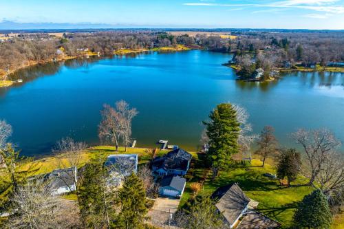 Lakefront Paw Paw Cottage with Boats and 2 Docks! in 魄魄 (MI) Lakefront Paw Paw Cottage with Boats and 2 Docks! in 魄魄 (MI)