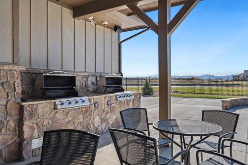 Serene Retreat with Hot Tub, Sauna, Pool & Gym in Windsor (CO) Serene Retreat with Hot Tub, Sauna, Pool & Gym in Windsor (CO)