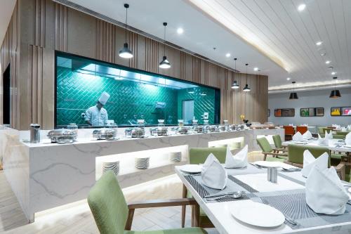 餐廳, Holiday Inn Katra Vaishno Devi By IHG in 卡特拉(查謨和克什米爾) 餐廳, Holiday Inn Katra Vaishno Devi By IHG in 卡特拉(查謨和克什米爾)