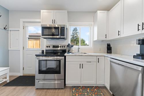 مطبخ, The Garden Retreat in Welland, On - 1BR,Free Parking and Workspace in Welland مطبخ, The Garden Retreat in Welland, On - 1BR,Free Parking and Workspace in Welland