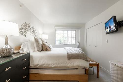 Condo with Onsite Pool & Hot Tub, Free WiFi & Garage Parking