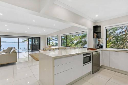 Panoramic Lakefront 6 BDRM Villa in Toukley Panoramic Lakefront 6 BDRM Villa in Toukley