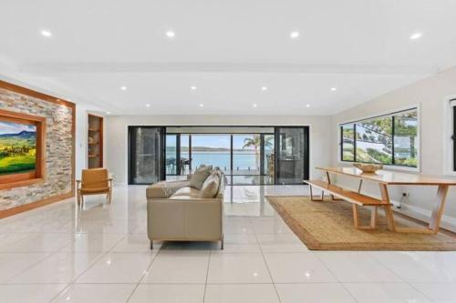 Panoramic Lakefront 6 BDRM Villa in Toukley Panoramic Lakefront 6 BDRM Villa in Toukley