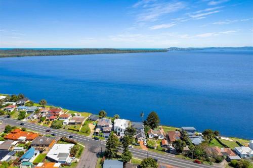 Panoramic Lakefront 6 BDRM Villa in Toukley Panoramic Lakefront 6 BDRM Villa in Toukley