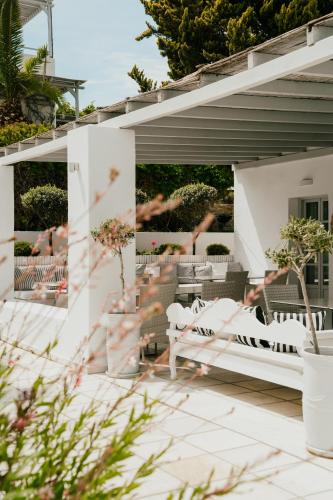 Restaurant, Mr. and Mrs. White Paros - Small Luxury Hotels of the World in Paros Island Restaurant, Mr. and Mrs. White Paros - Small Luxury Hotels of the World in Paros Island