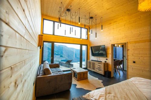 Létesítmények, Komuna in Marisel Létesítmények, Komuna in Marisel