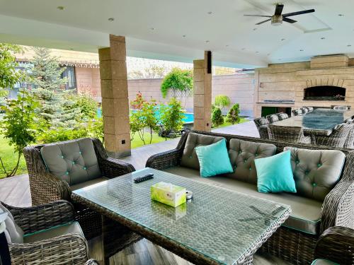 Faciliteiten, Luxury villa with Pool and Jacuzzi in Avan Faciliteiten, Luxury villa with Pool and Jacuzzi in Avan