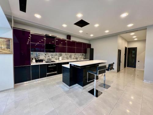 keuken, Luxury villa with Pool and Jacuzzi in Avan keuken, Luxury villa with Pool and Jacuzzi in Avan