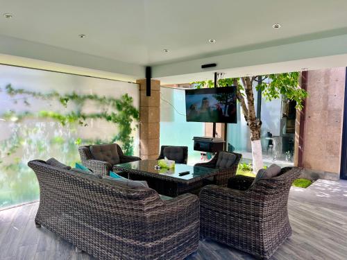 Faciliteiten, Luxury villa with Pool and Jacuzzi in Avan Faciliteiten, Luxury villa with Pool and Jacuzzi in Avan