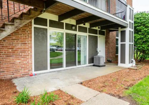 Entree, Cozy Two Bedrooms Apartment in Norwood - Boston Massachusetts in Norwood (MA) Entree, Cozy Two Bedrooms Apartment in Norwood - Boston Massachusetts in Norwood (MA)