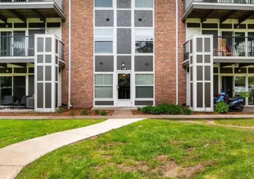 Entree, Cozy Two Bedrooms Apartment in Norwood - Boston Massachusetts in Norwood (MA) Entree, Cozy Two Bedrooms Apartment in Norwood - Boston Massachusetts in Norwood (MA)