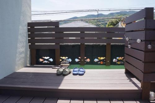 Balcony/terrace, IG2 源泉掛け流し温泉付きの宇佐美貸切宿 お宿 喜喜哀楽 Oyado Kikiairaku near Izu Skyline Balcony/terrace, IG2 源泉掛け流し温泉付きの宇佐美貸切宿 お宿 喜喜哀楽 Oyado Kikiairaku near Izu Skyline