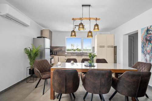 Villa Family Love Mit Garten Und Spielplatz in Snasici Villa Family Love Mit Garten Und Spielplatz in Snasici