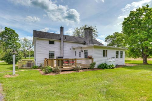 Historic Farmhouse in Layton with Deck! in 부시킬 폴스 Historic Farmhouse in Layton with Deck! in 부시킬 폴스