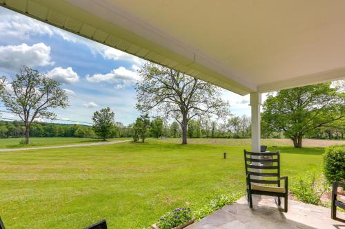 Historic Farmhouse in Layton with Deck! in 부시킬 폴스 Historic Farmhouse in Layton with Deck! in 부시킬 폴스