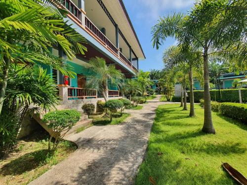 Garden, Tum Mai Kaew Lanta Resort in Klong Tob Beach Garden, Tum Mai Kaew Lanta Resort in Klong Tob Beach