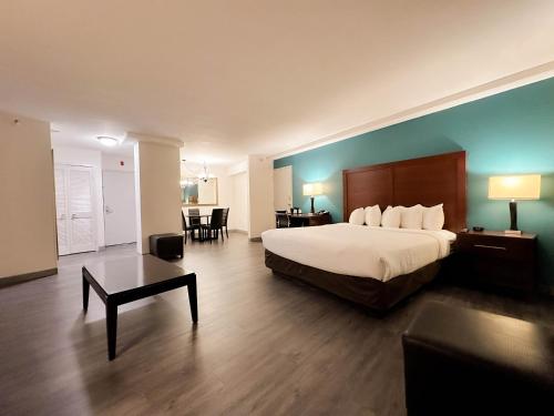 Comfort Inn & Suites Kissimmee by the Parks in Disney - Maingate West Comfort Inn & Suites Kissimmee by the Parks in Disney - Maingate West