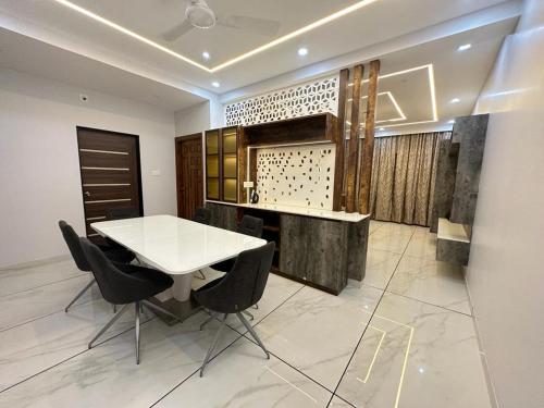 TAJ ELEGANCE Luxury Service Apartment in Devinagar TAJ ELEGANCE Luxury Service Apartment in Devinagar