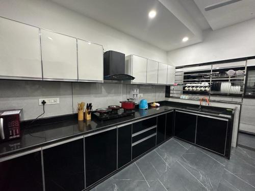 TAJ ELEGANCE Luxury Service Apartment in Devinagar TAJ ELEGANCE Luxury Service Apartment in Devinagar