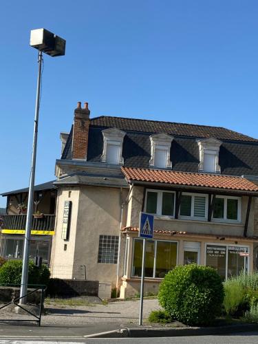 La casa du port, Chambres, suite privée, appartement avec vue sur la rivière (La casa du port, Chambres, suite privee, appartement avec vue sur la riviere) in Figeac La casa du port, Chambres, suite privée, appartement avec vue sur la rivière (La casa du port, Chambres, suite privee, appartement avec vue sur la riviere) in Figeac