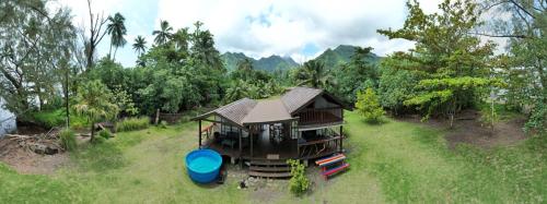 tahiti-bungalow at Teahupoo: beachfront with pountoon and mini pool in Toanoano tahiti-bungalow at Teahupoo: beachfront with pountoon and mini pool in Toanoano
