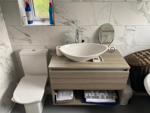 Bathroom, Greenacre house near John Lennon airport in Halewood Bathroom, Greenacre house near John Lennon airport in Halewood