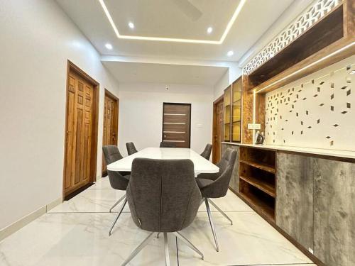 Taj Elegance Live Life Lavishly in Devinagar Taj Elegance Live Life Lavishly in Devinagar