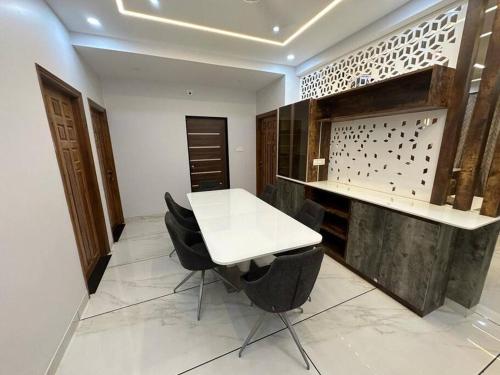 Taj Elegance Live Life Lavishly in Devinagar Taj Elegance Live Life Lavishly in Devinagar