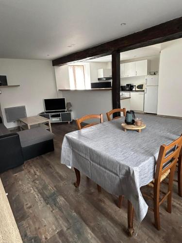 Gite Pierre et Modernité (Gite Pierre et Modernite) in Saint-Maurice-la-Souterraine Gite Pierre et Modernité (Gite Pierre et Modernite) in Saint-Maurice-la-Souterraine