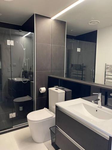 Modern Two Bedroom Apartment with Free Parking in อื่นๆ Modern Two Bedroom Apartment with Free Parking in อื่นๆ