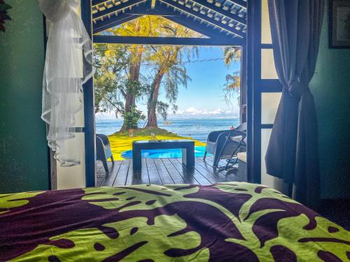 tahiti-bungalow at Teahupoo: beachfront with pountoon and mini pool in Toanoano tahiti-bungalow at Teahupoo: beachfront with pountoon and mini pool in Toanoano