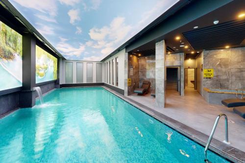 Swimming pool, King City Hotel Istanbul Ataturk Airport in Bağcılar Swimming pool, King City Hotel Istanbul Ataturk Airport in Bağcılar