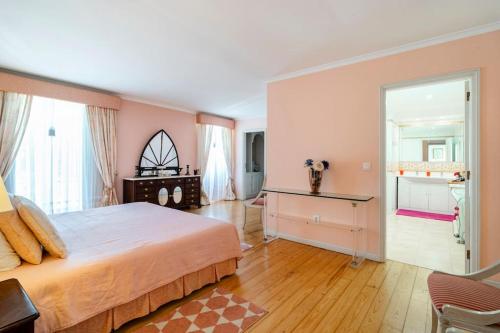 Our Lady of Mercy Villa in วาลองโก Our Lady of Mercy Villa in วาลองโก