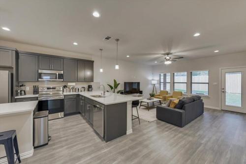 Your Vibrant Dallas Getaway Home in Cedar Crest Your Vibrant Dallas Getaway Home in Cedar Crest