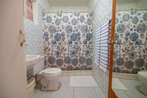 Baño, Aruba Sunrise 1BR Apartment Rental San Nicolas in Oranjestad Baño, Aruba Sunrise 1BR Apartment Rental San Nicolas in Oranjestad