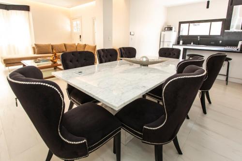 Luxury House Villa Devoto in บียาเดโบโต Luxury House Villa Devoto in บียาเดโบโต