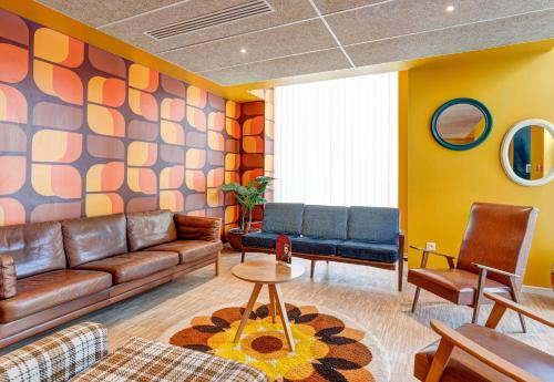 Shared lounge/TV area, Hotel Paris Saint-Ouen near Marche aux Puces de St-Ouen Market Shared lounge/TV area, Hotel Paris Saint-Ouen near Marche aux Puces de St-Ouen Market