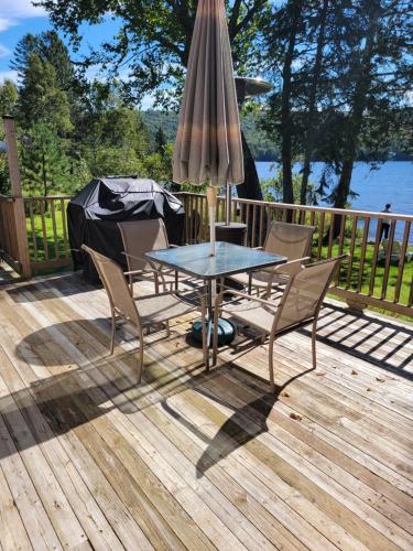 Erkély/terasz, Alison A Romantic Getaway With Private Hot Tub in Lac-Saguay (QC) Erkély/terasz, Alison A Romantic Getaway With Private Hot Tub in Lac-Saguay (QC)