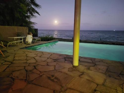 On the Beach in แบล็กร็อค On the Beach in แบล็กร็อค