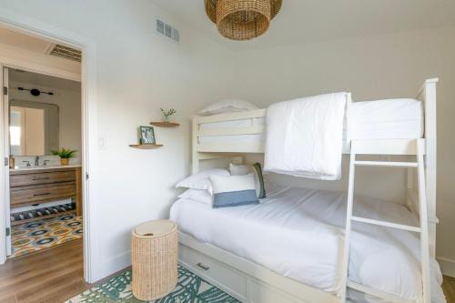 Jacuzzi-Pool-BBQ-King Bed-Private Parking