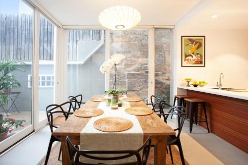 Spacious 3-Bed Family House with Courtyard in Balmain Spacious 3-Bed Family House with Courtyard in Balmain